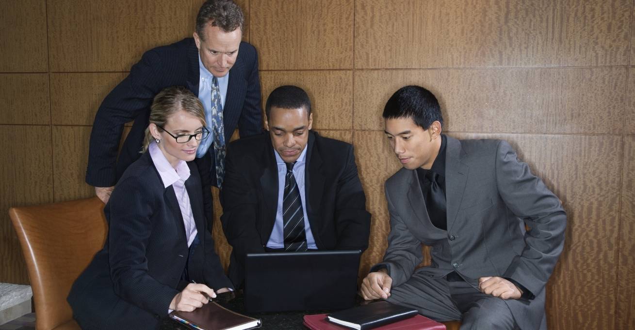 Pasos y Requisitos para la Consolidación Fiscal en 2025 Profesionales analizando los requisitos y pasos para acogerse a la consolidación fiscal en 2025